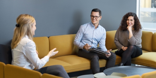 Persone in ufficio che parlano tra loro (Photo: Hans Fredrik Asbjørnsen)