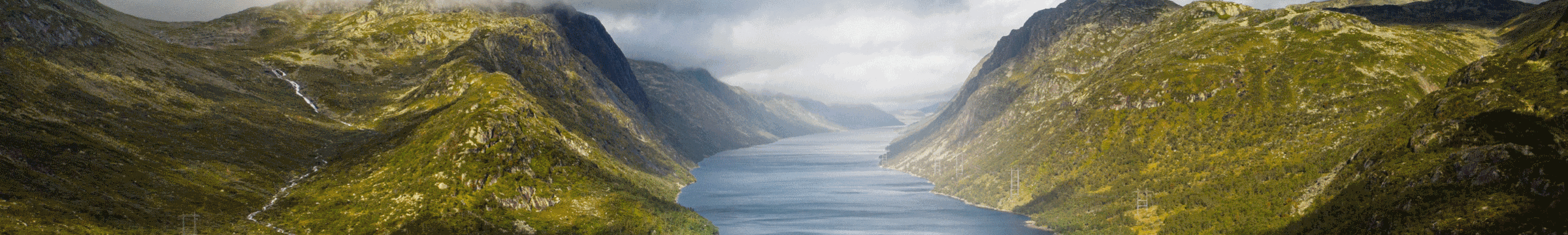 Paesaggio naturale con colline verdi e fiume blu