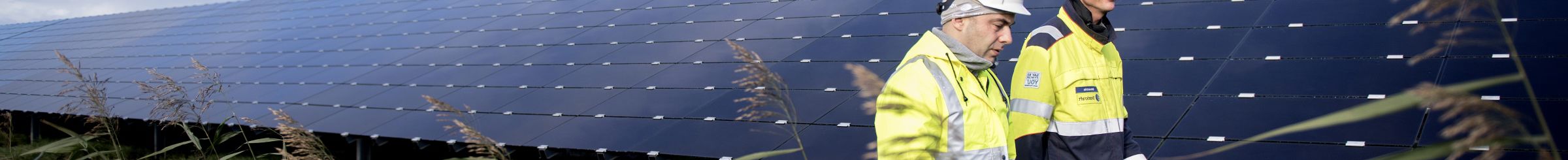 Due dipendenti passeggiano nel parco solare Lange Runde