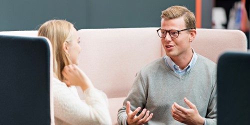 Donna e uomo che hanno una conversazione. (Foto: Hans Fredrik Asbjørnsen)