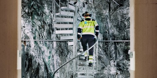 Un dipendente della Statkraft sale le scale in una centrale idroelettrica (Photo: Lars Petter Pettersen)