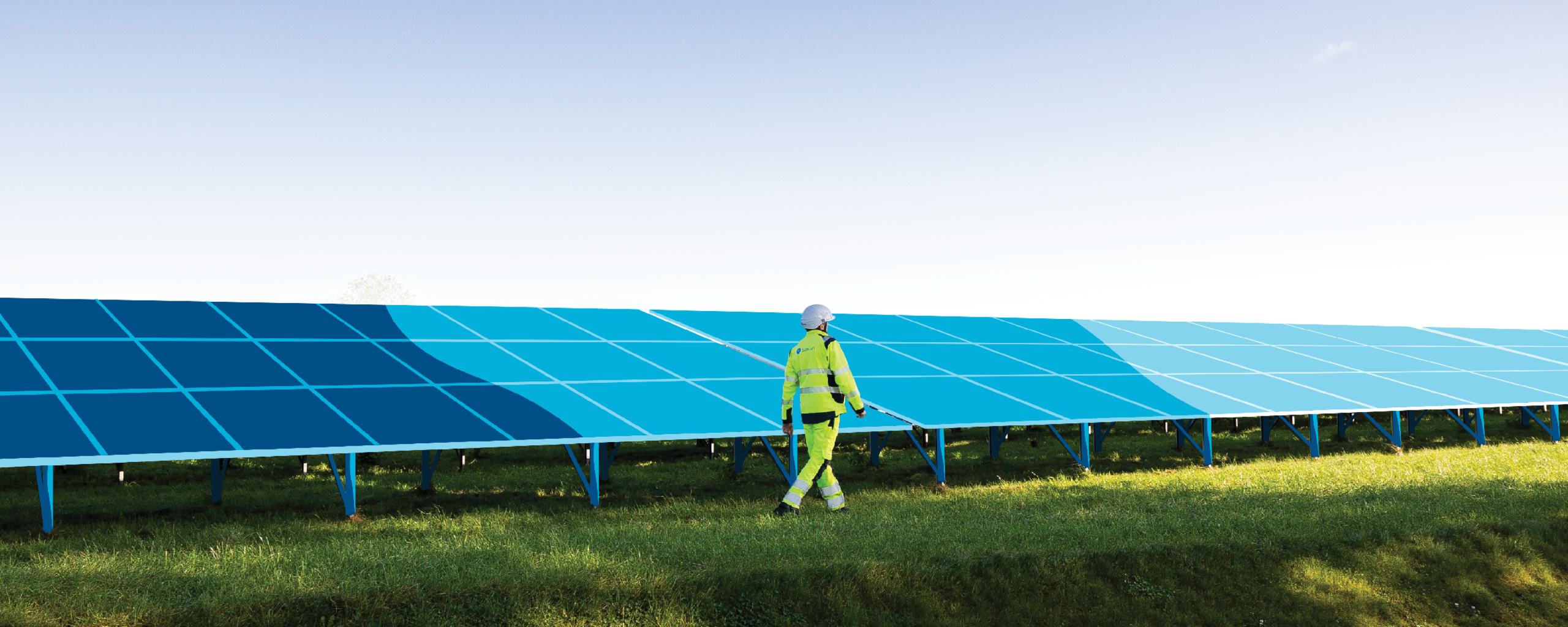 Uomo che cammina accanto a un pannello fotovoltaico